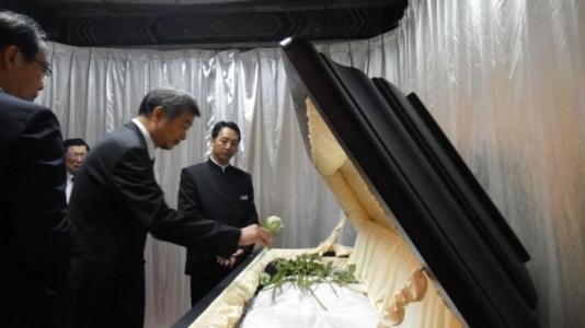 為什么在葬禮中一定要悲傷甚至哭泣？這種行為是怎么留下來(lái)的？